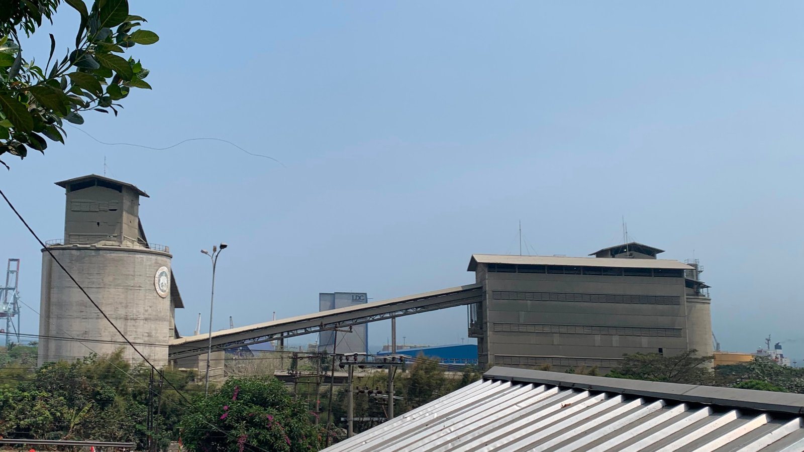 DEBU INDUSTRI MENGEPUNG PANJANG: JANGAN PAKSA WARGA MENGHIRUP RISIKO INDUSTRI